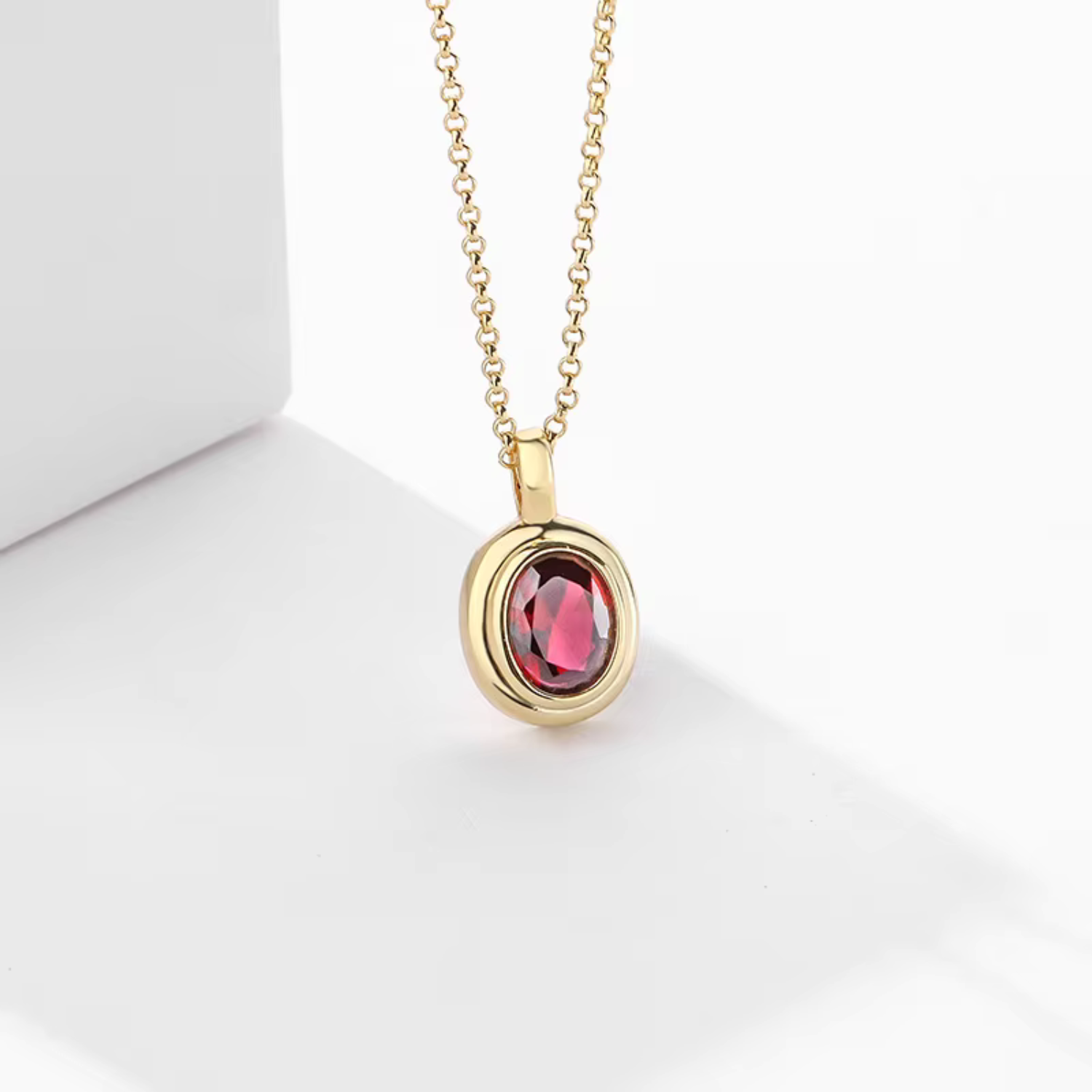 Gerlinda – Ruby pendant in gold setting.