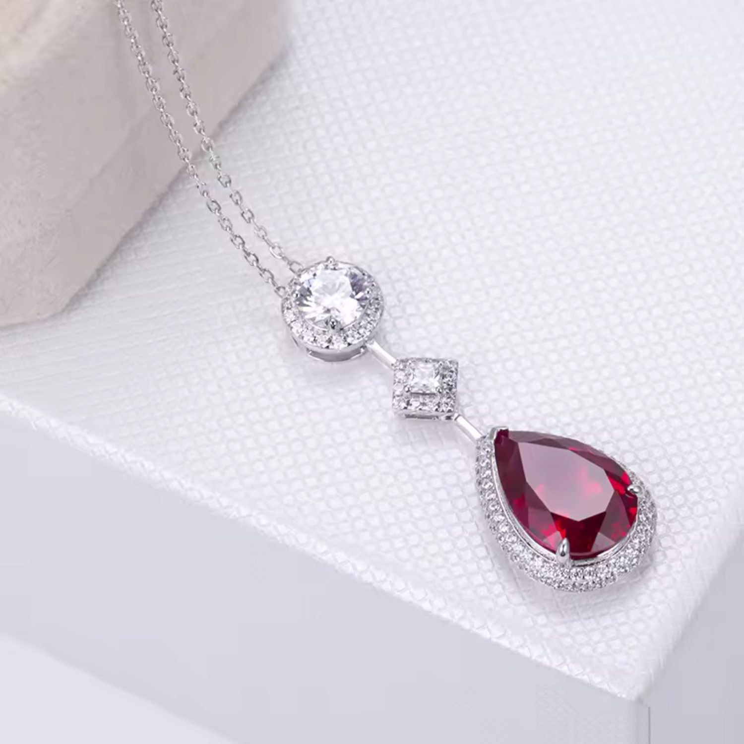 Pia – Pendant with ruby ​​and delicate crystal setting.