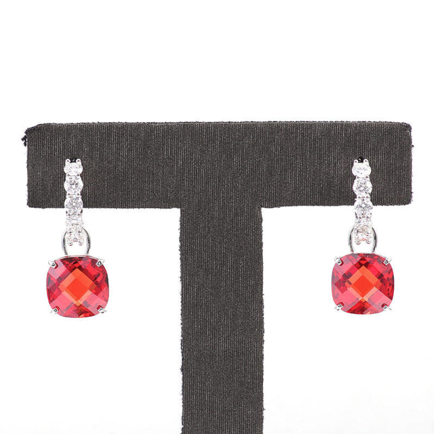 Klára-Marie – hoop earrings with ruby ​​decoration.