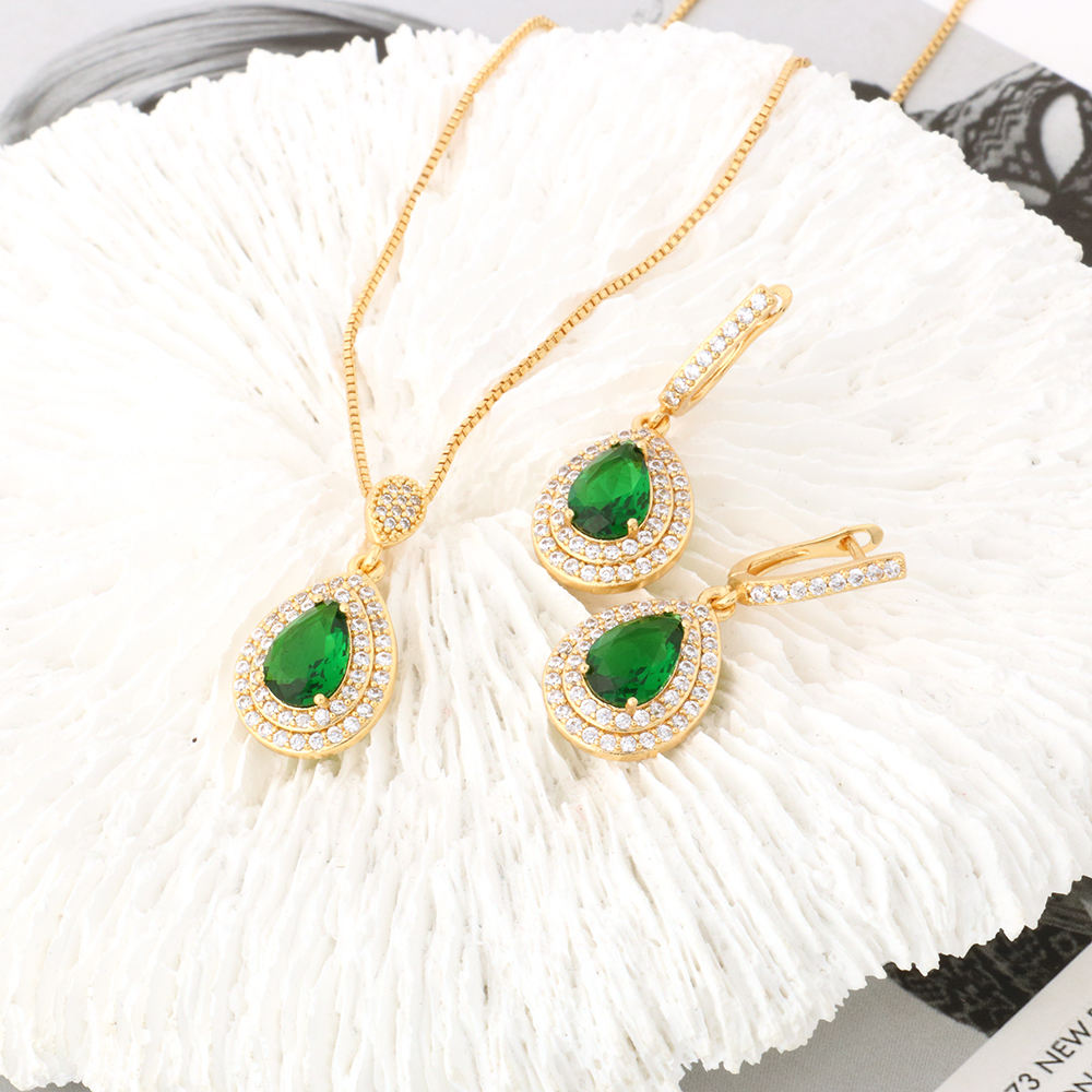 Elina – Emerald Pendant Necklace.