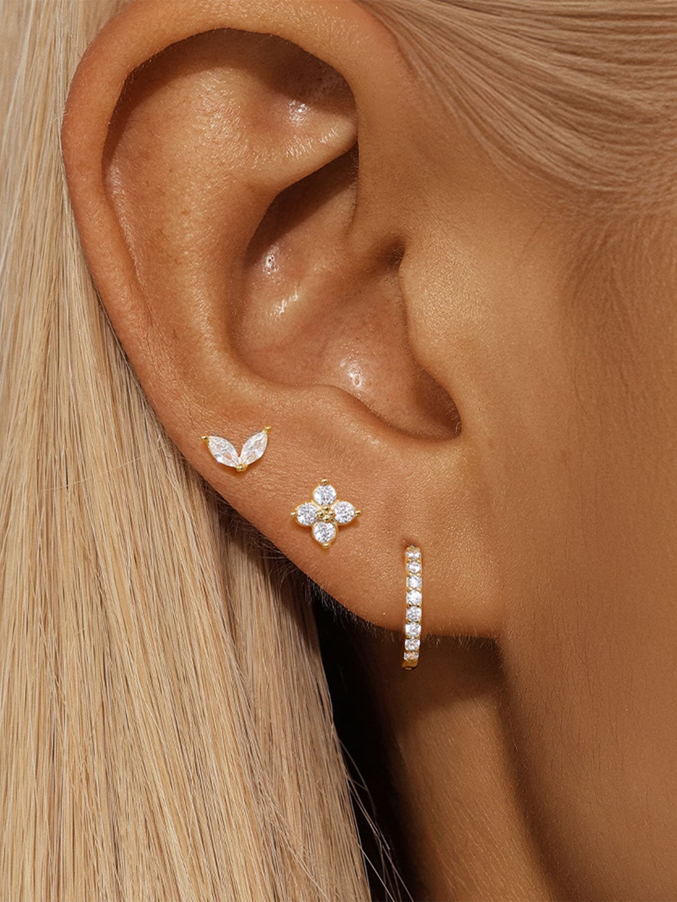 Marlena – Gold earrings with a smooth silhouette.