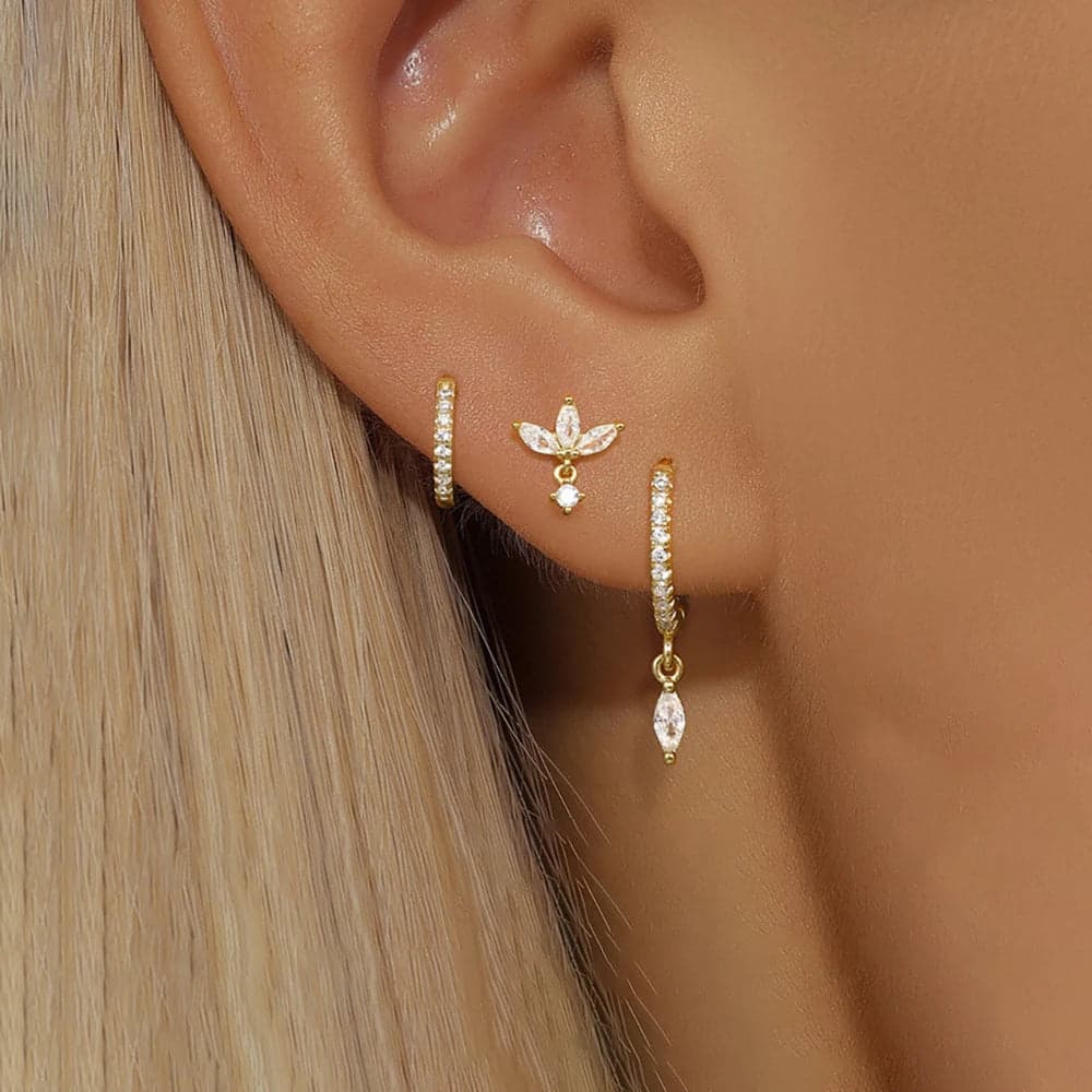 Sára – Delicate gold earrings with discreet movement.