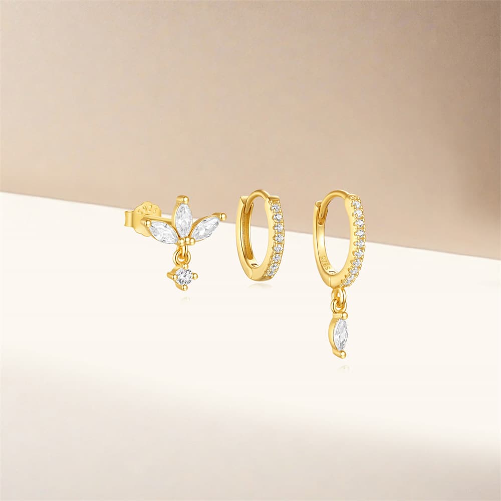 Sára – Delicate gold earrings with discreet movement.