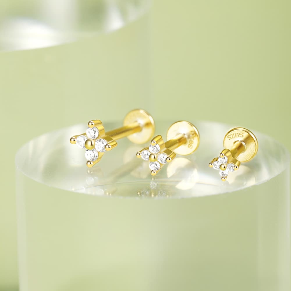 Tereza – Delicate gold hoops with a shimmering accent.