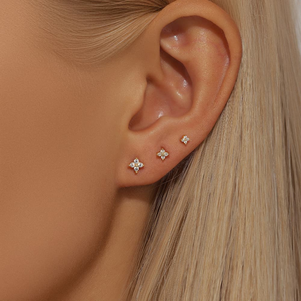 Tereza – Delicate gold hoops with a shimmering accent.