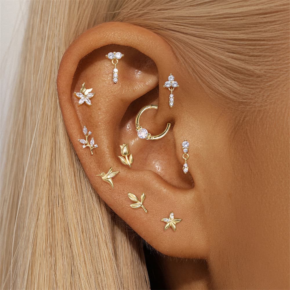 Elisa – golden earrings with geometric accent.