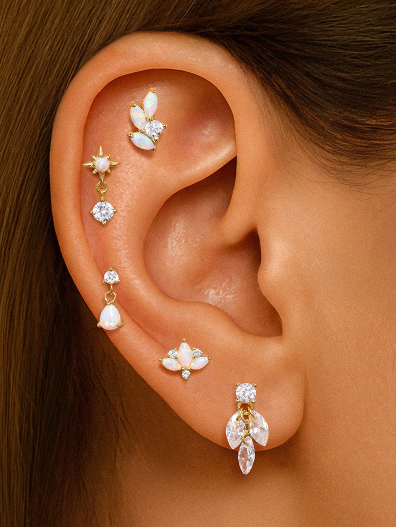 Kateřina – Delicate gold earrings with movement.