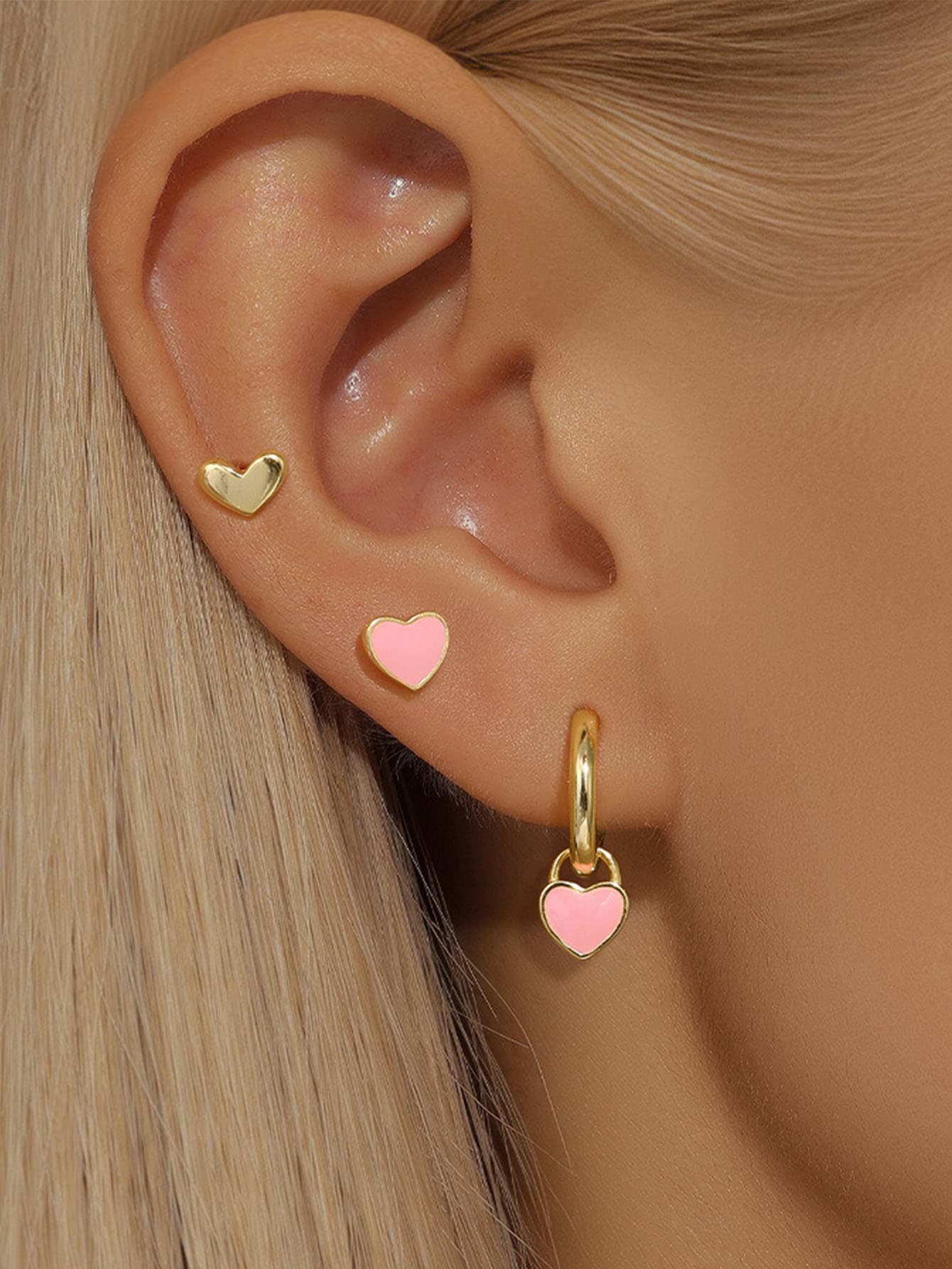 Isolda – Delicati orecchini in oro con superficie strutturata.