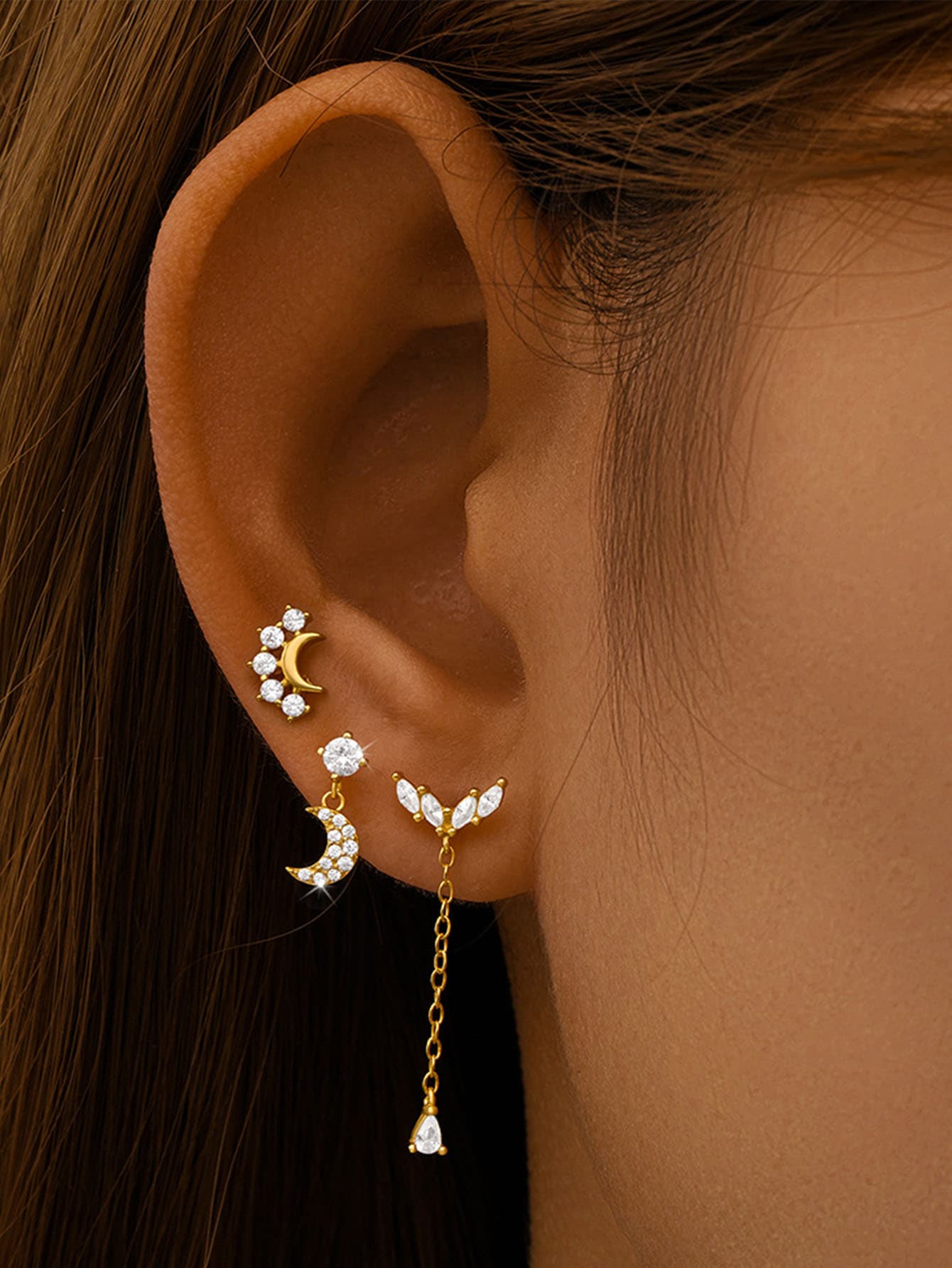 Carla – Gold earrings with a delicate curve.