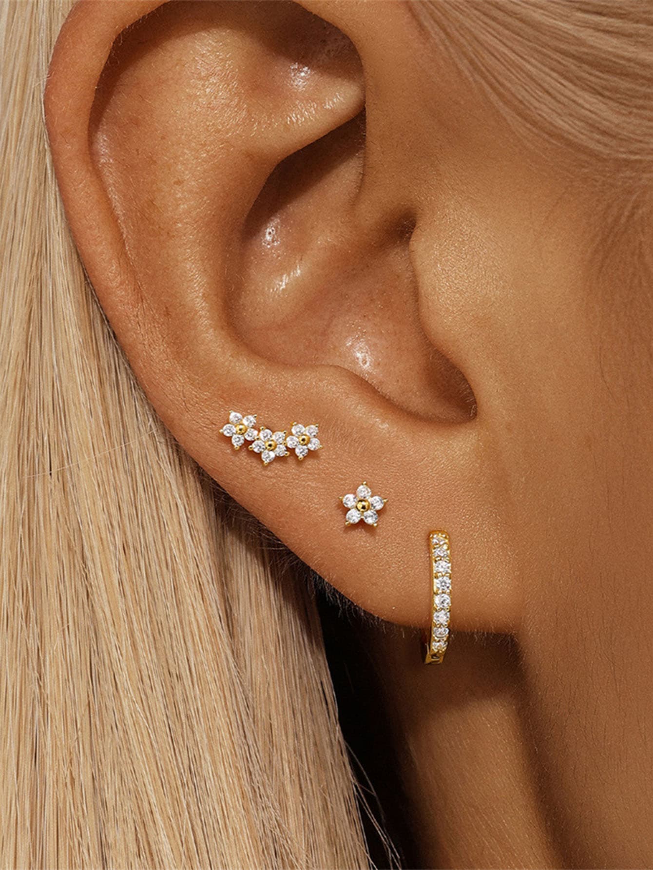 Johana – Delicate earrings with a clean design.