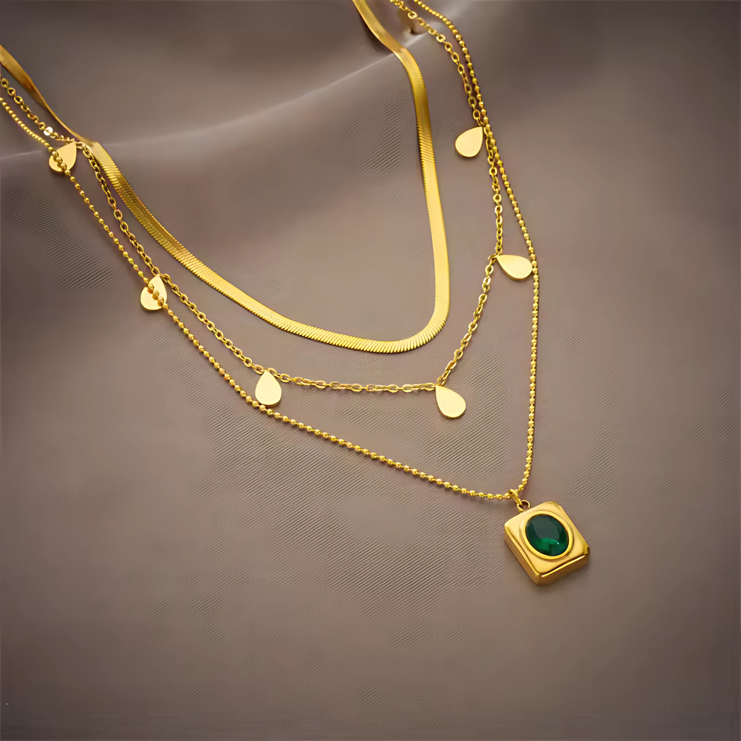 Leona – Emerald necklace with round accents.