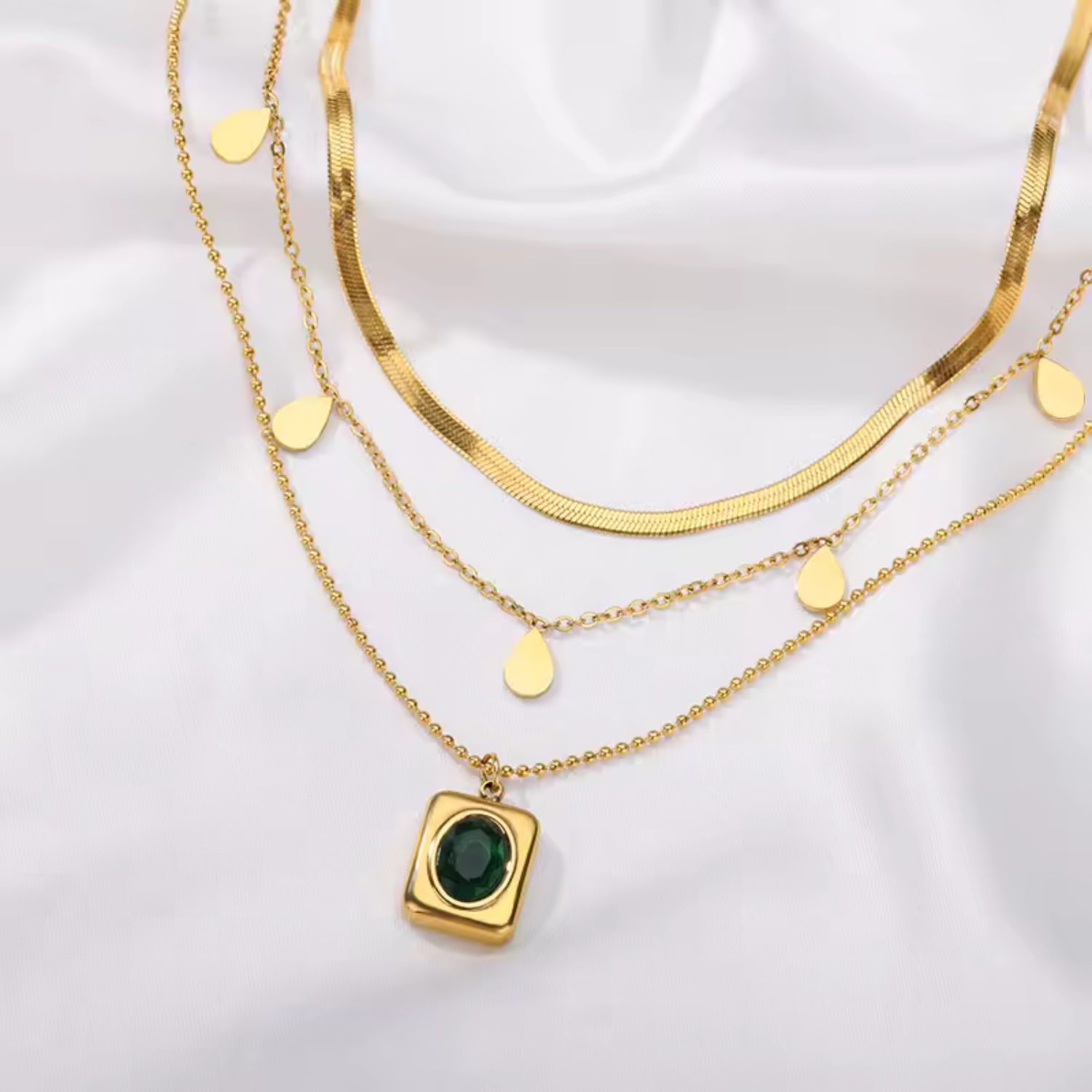 Leona – Emerald necklace with round accents.