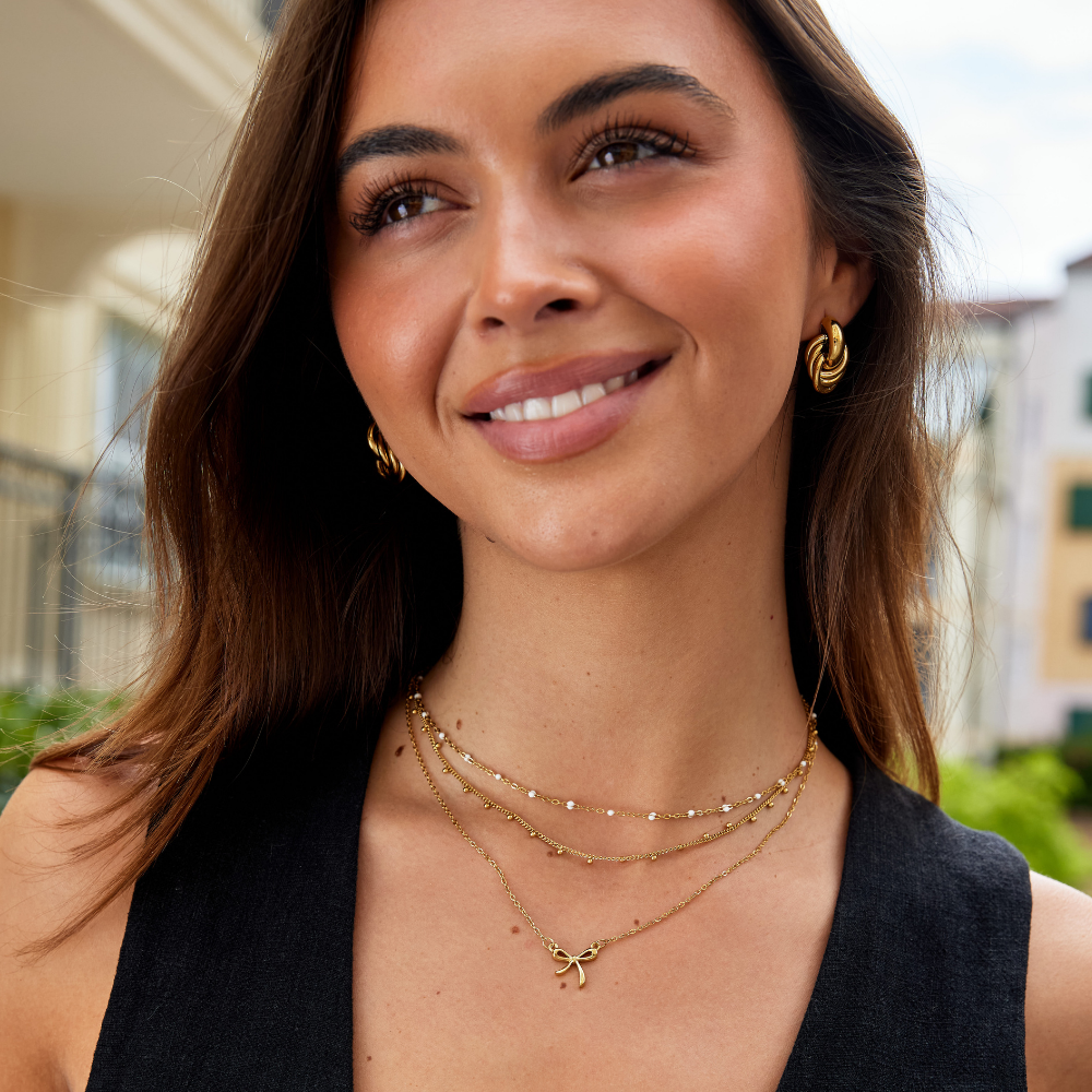 Sabina – Fine gold choker necklace with mini pearls.