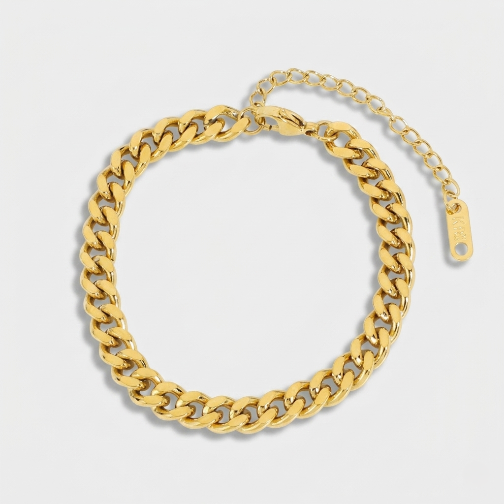 Sofia – A delicate gold bracelet with a delicate pendant.