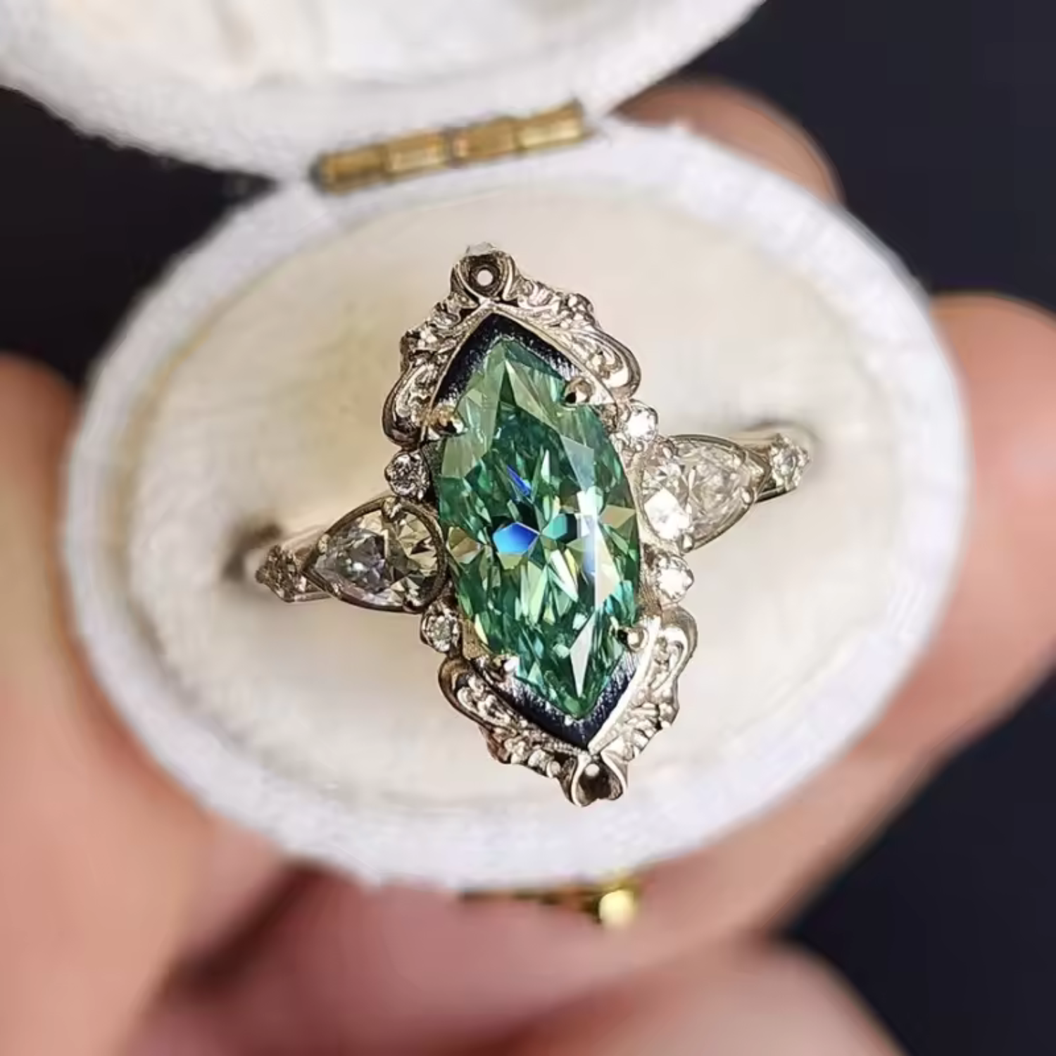 Helena – Ring with emerald and decorative settings.