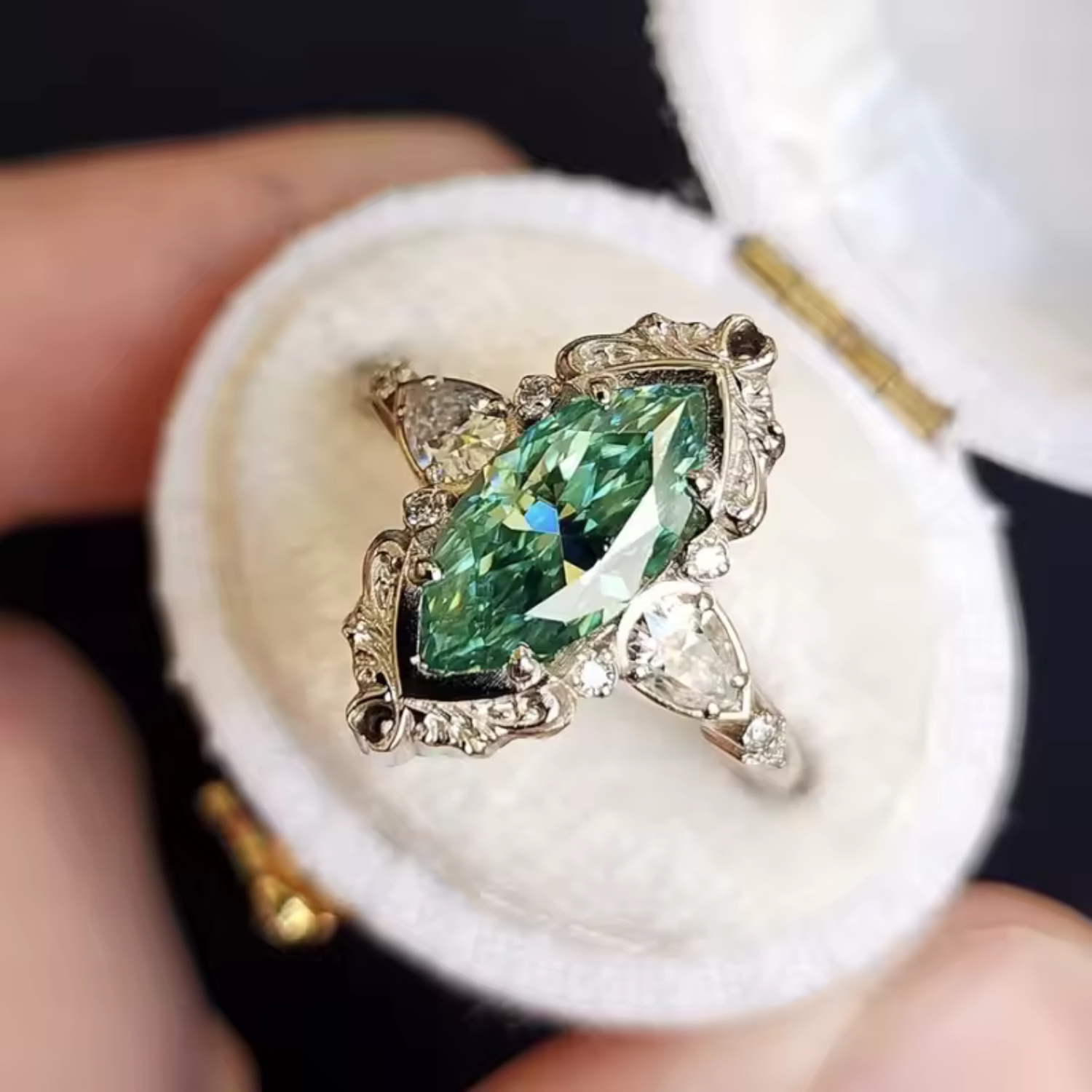 Helena – Ring with emerald and decorative settings.