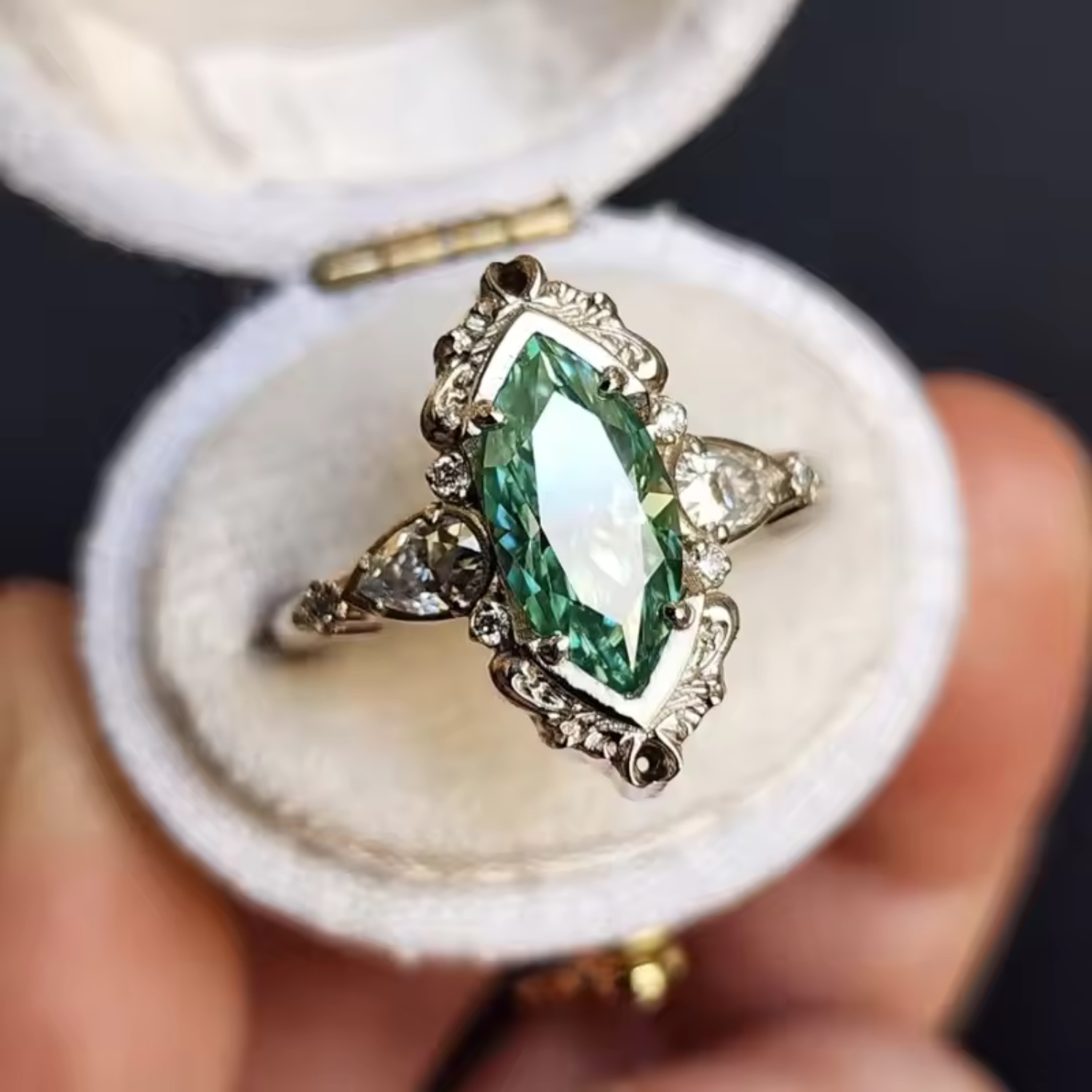 Helena – Ring with emerald and decorative settings.