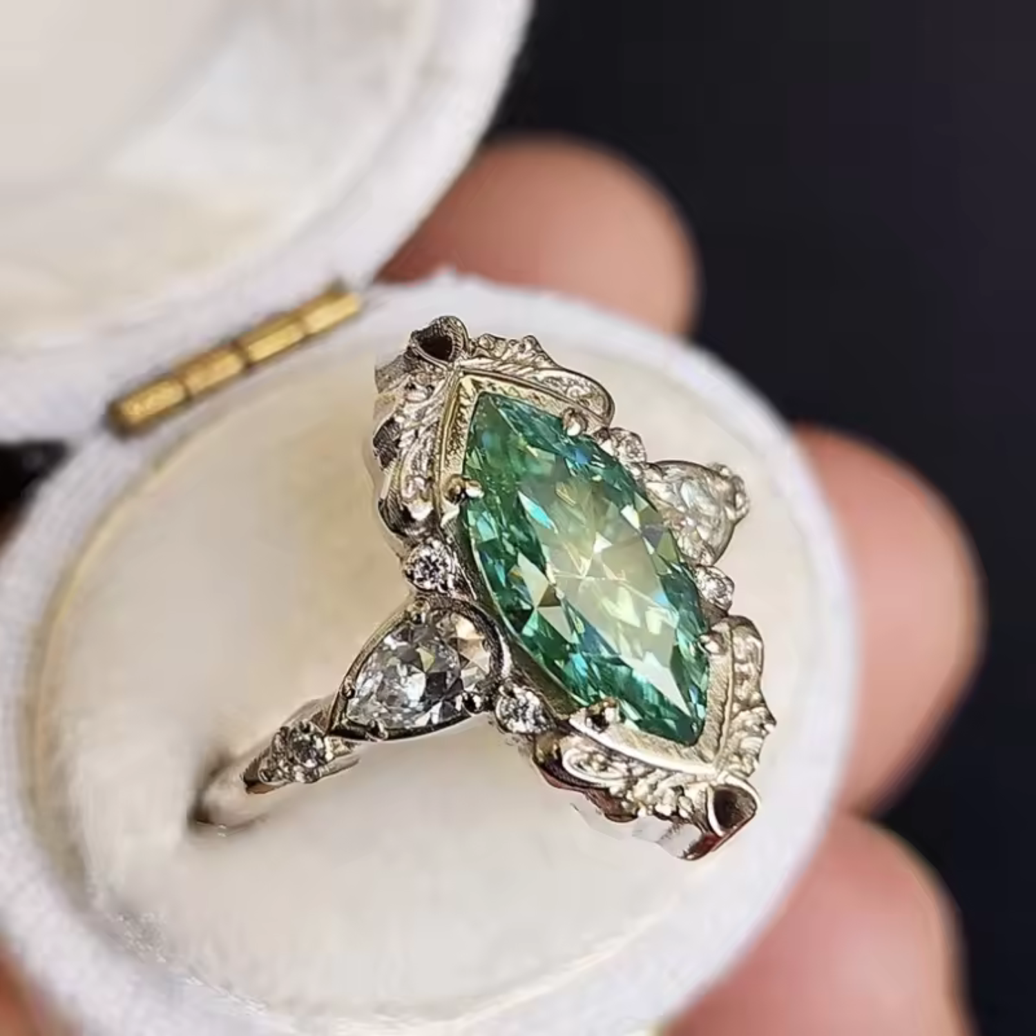 Helena – Ring with emerald and decorative settings.
