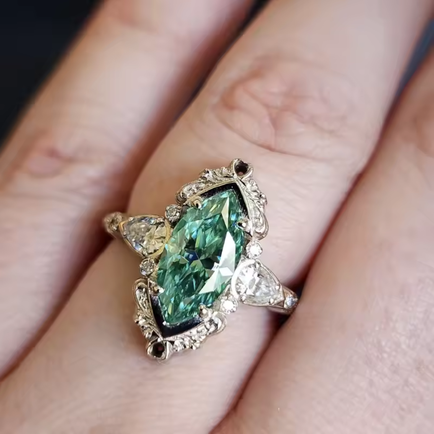 Helena – Ring with emerald and decorative settings.