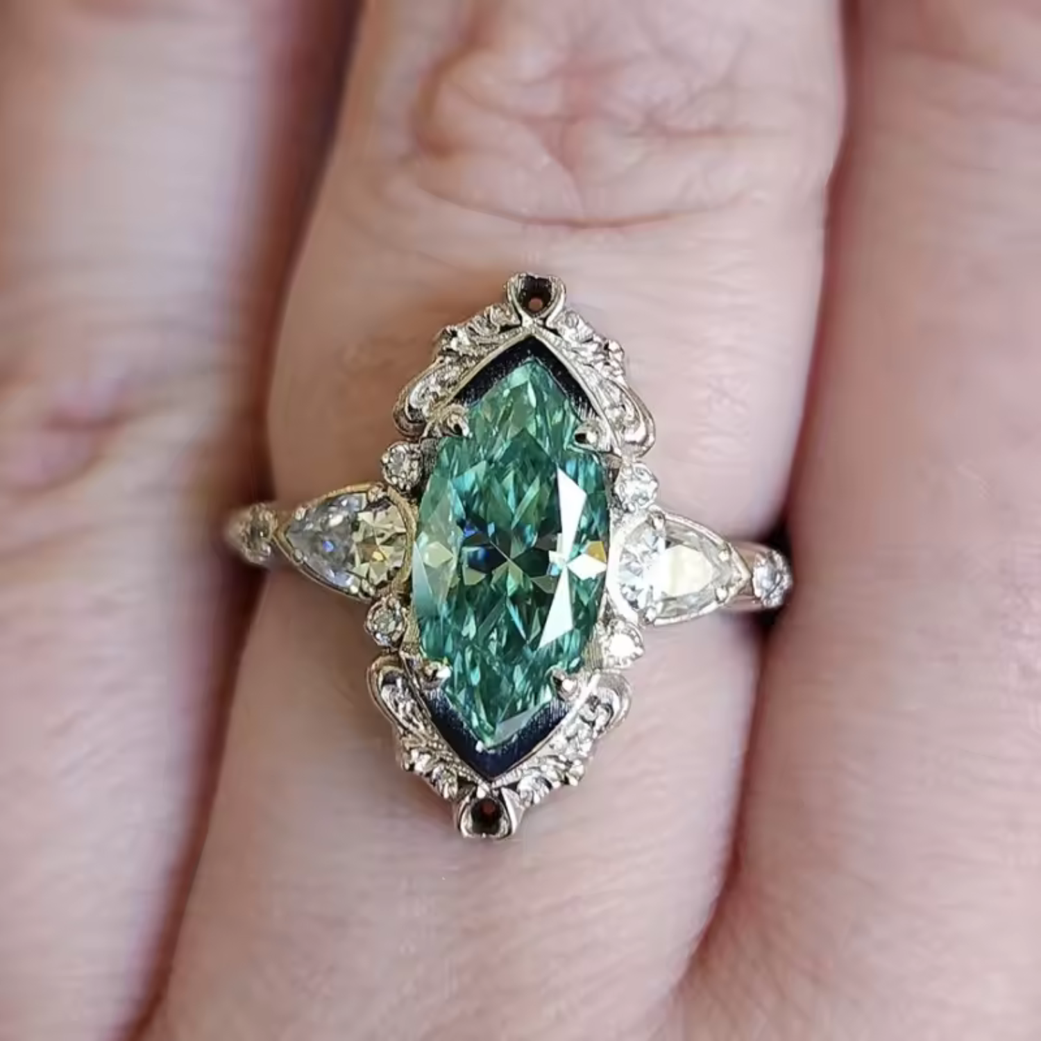 Helena – Ring with emerald and decorative settings.