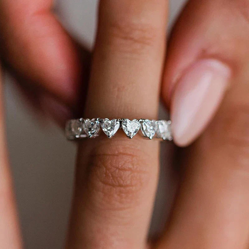 Fiona – A diamond ring with a delicate polished edge.