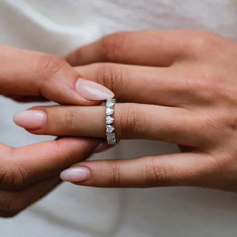 Fiona – A diamond ring with a delicate polished edge.