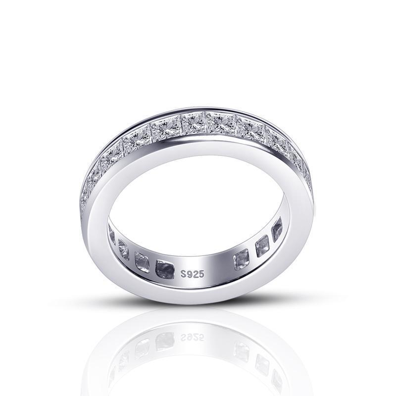 Maren – Silver ring with diamonds and narrow band.