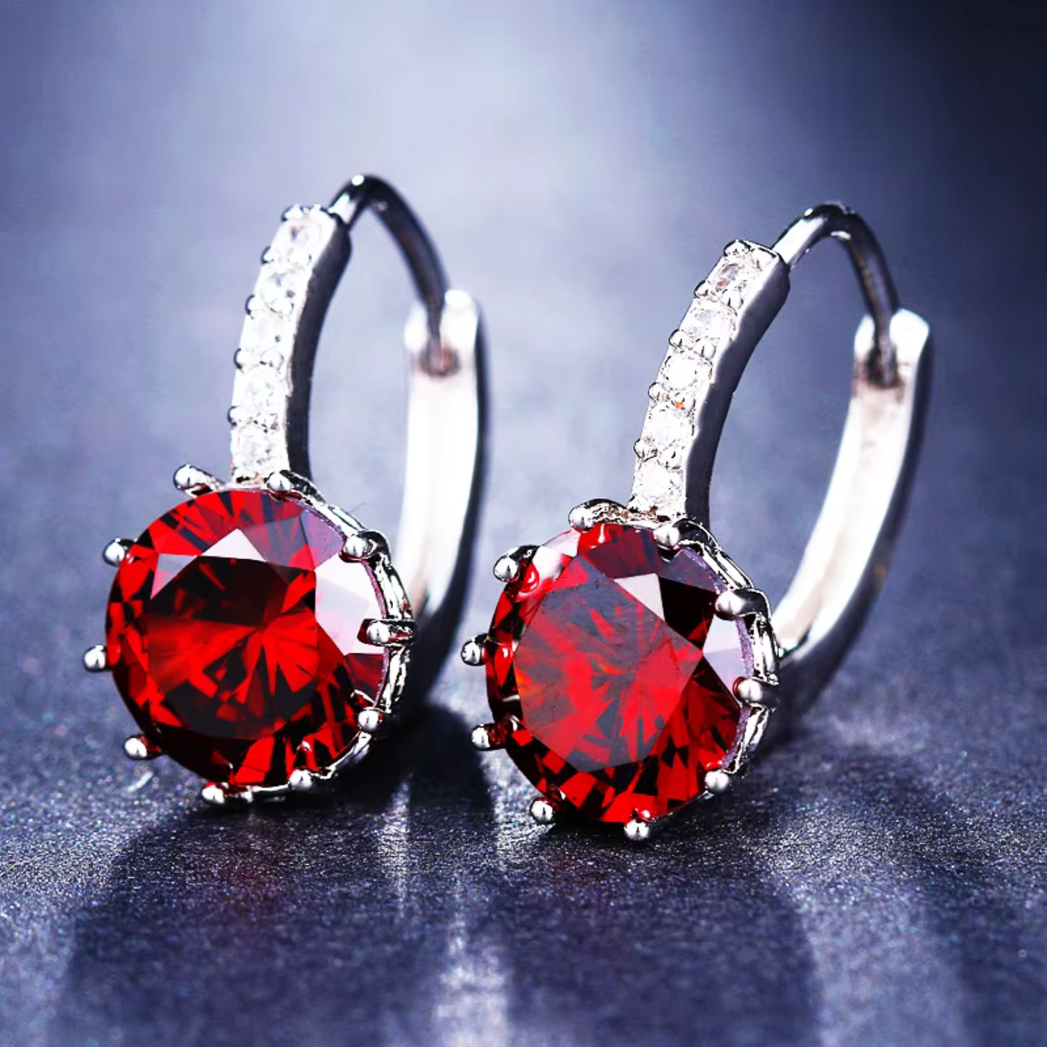Zita – Silver rings with ruby ​​pendant.