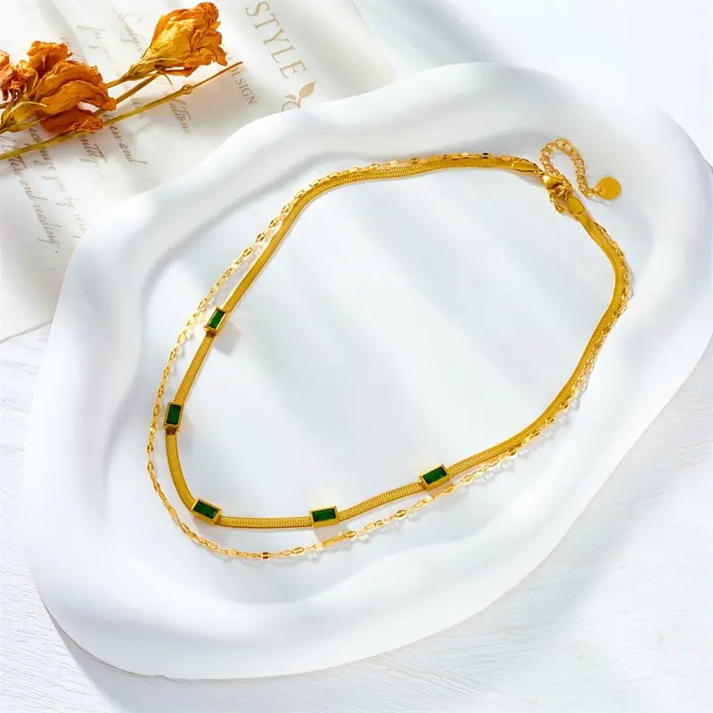 Annelie – Necklace with emerald and gold details.