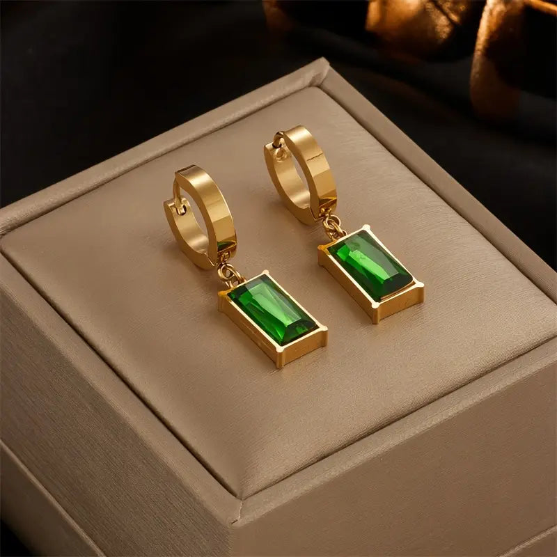 Victoria – Gold jewelry with emeralds.