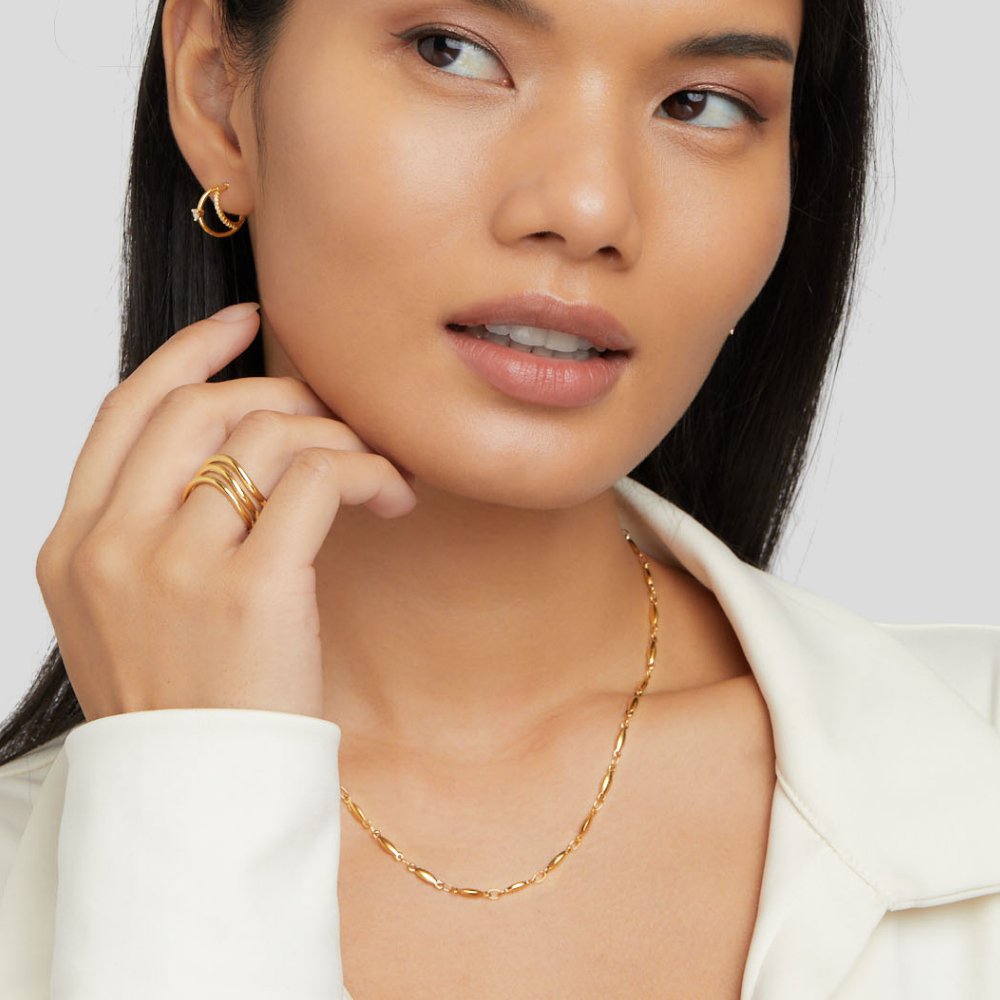 Magdalena – A delicate gold necklace with delicate links.