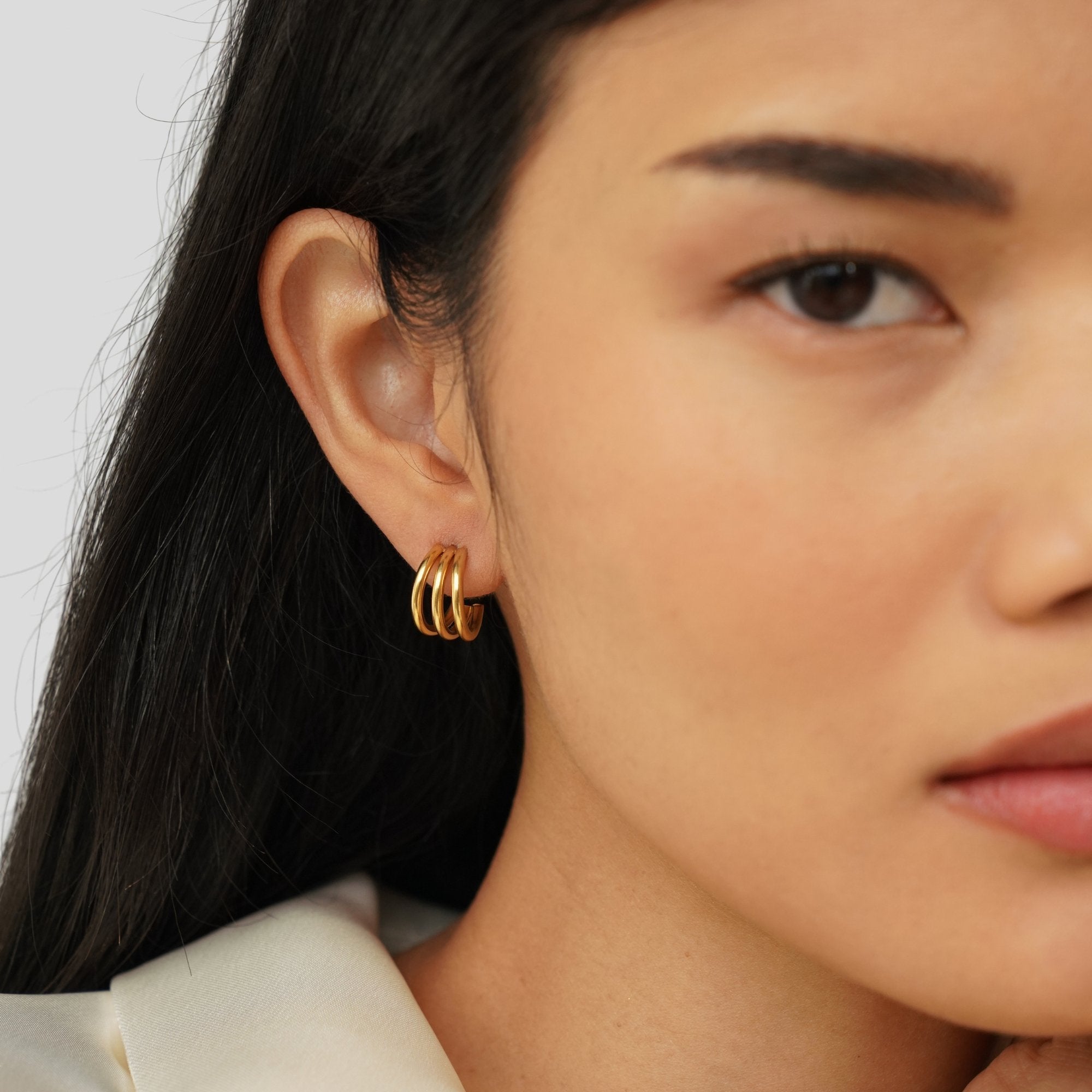 Helena – Mini gold hoop earrings with structure.