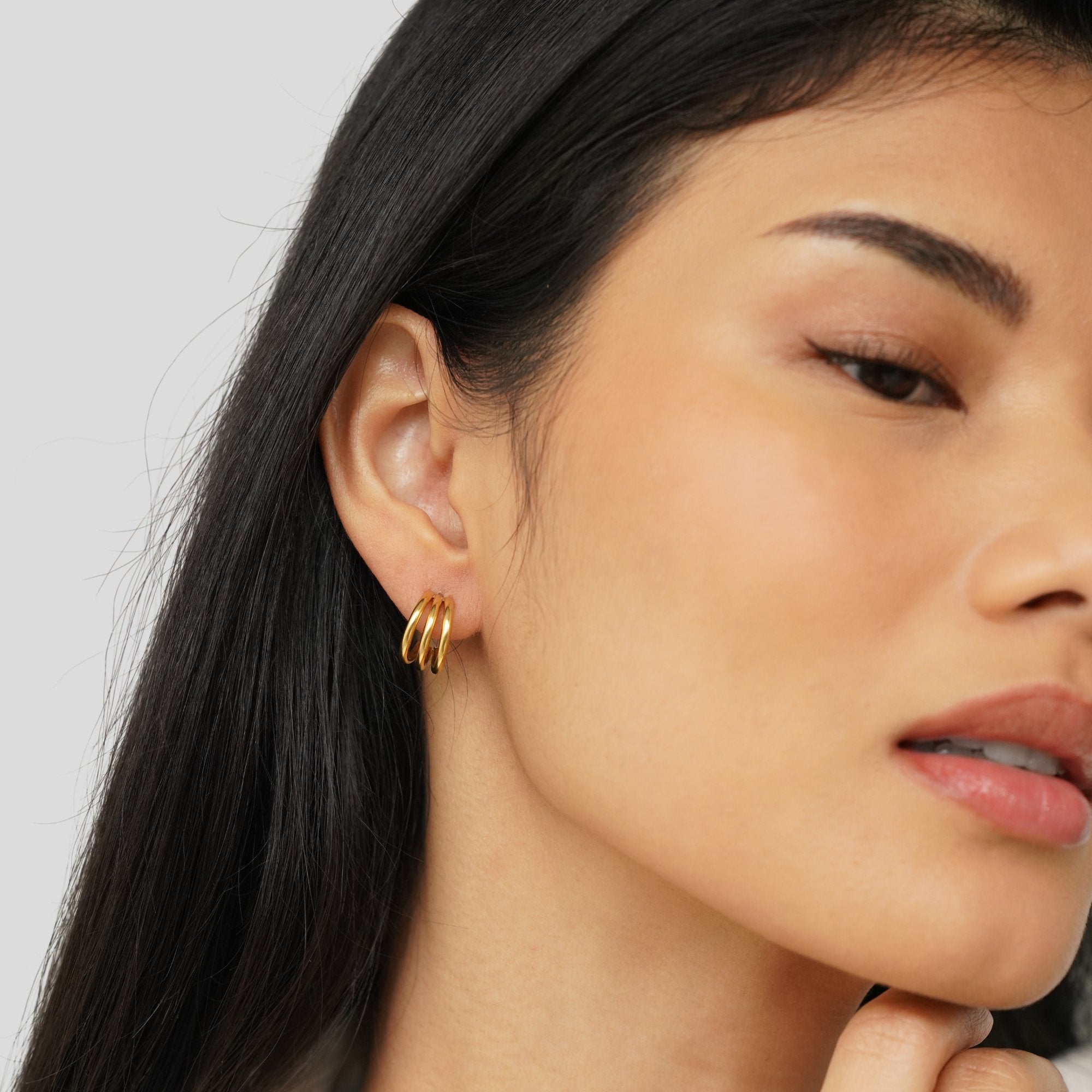 Helena – Mini gold hoop earrings with structure.