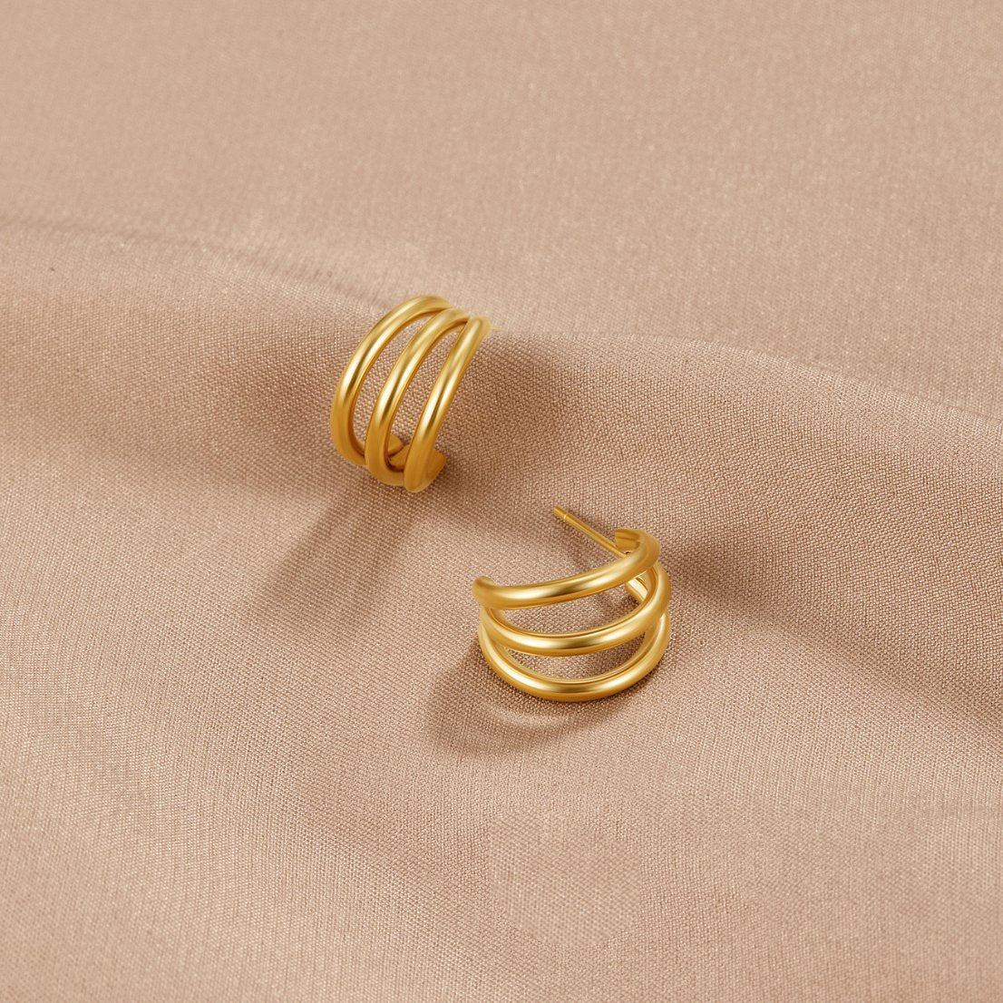 Helena – Mini gold hoop earrings with structure.