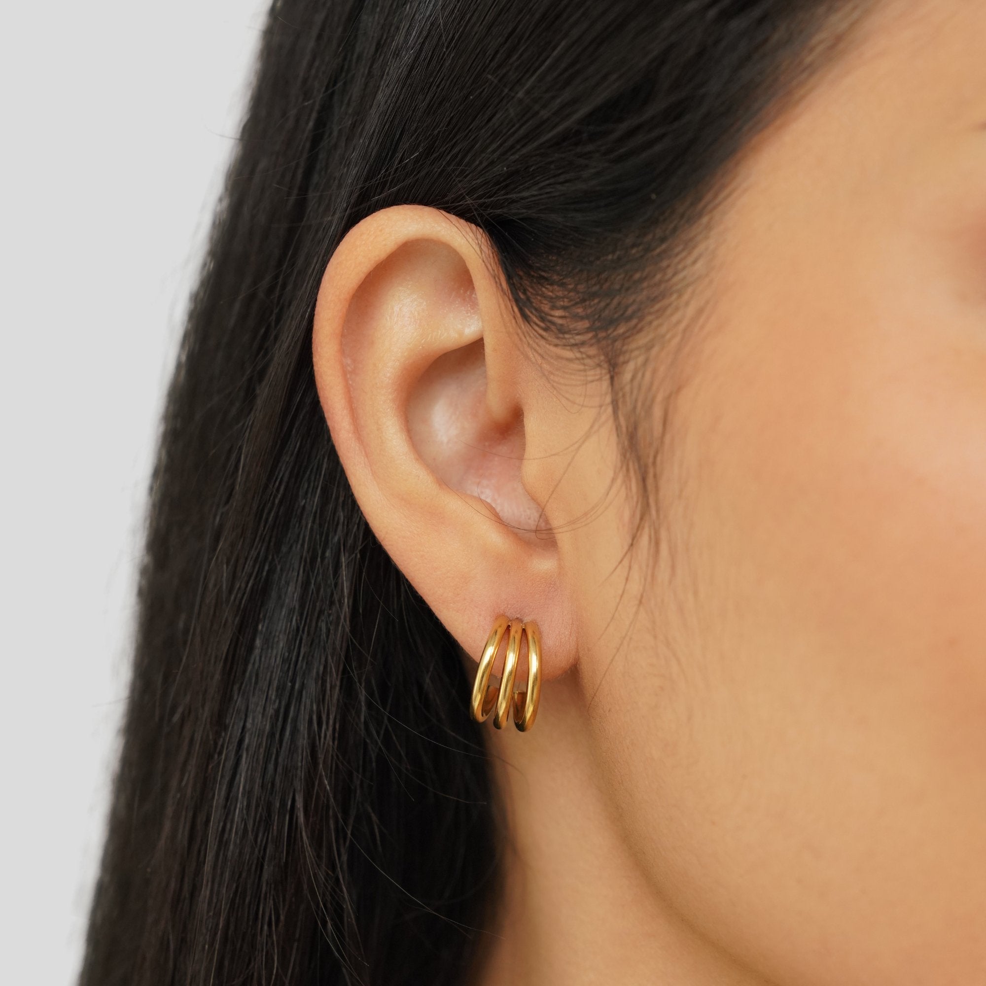 Helena – Mini gold hoop earrings with structure.