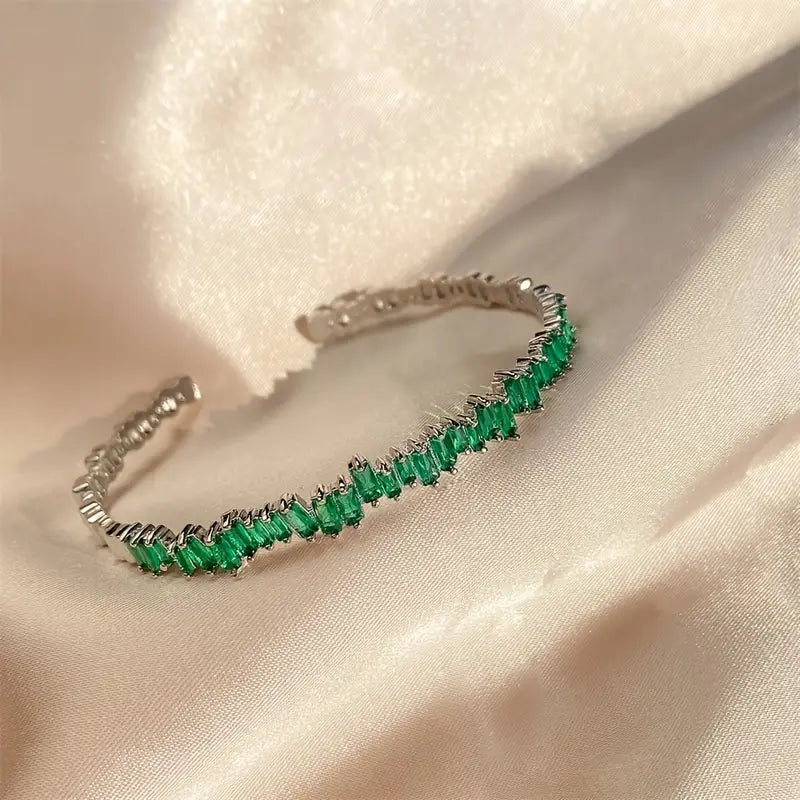 Marlena – Bracciale in smeraldo con lucentezza filigranata.