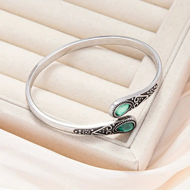 Frieda – A narrow ring with emerald and polished edge.