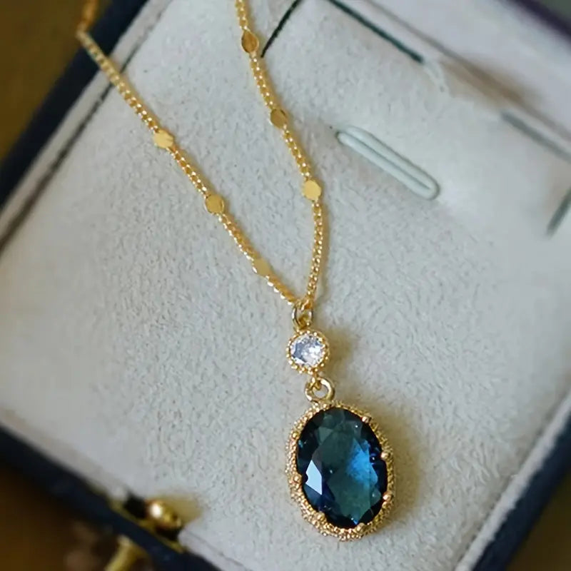 Marisa – Gold pendant with sapphire stone.