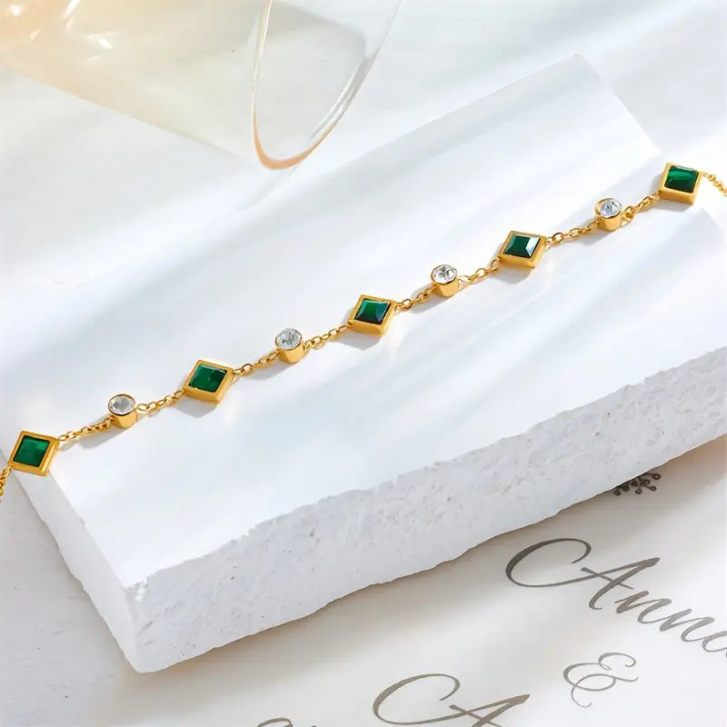 Tereza – Delicate gold bracelet with emerald details.