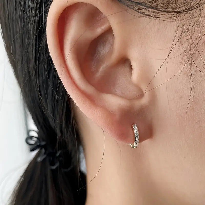 Nora – Gold earrings with delicate stones.