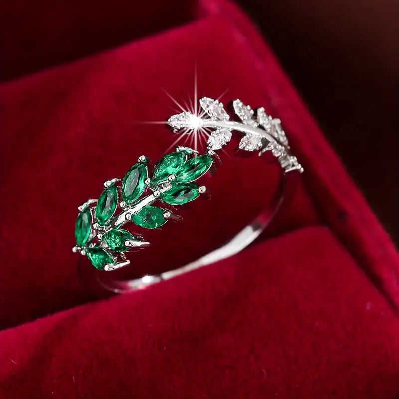 Veronika – Gold-plated ring with branched emerald motif.