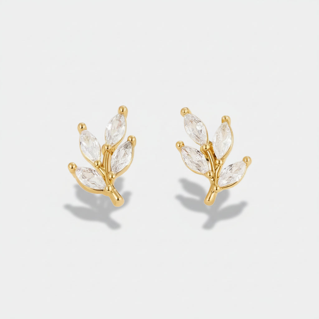 Felicita – Orecchini in oro con dettaglio a foglia.