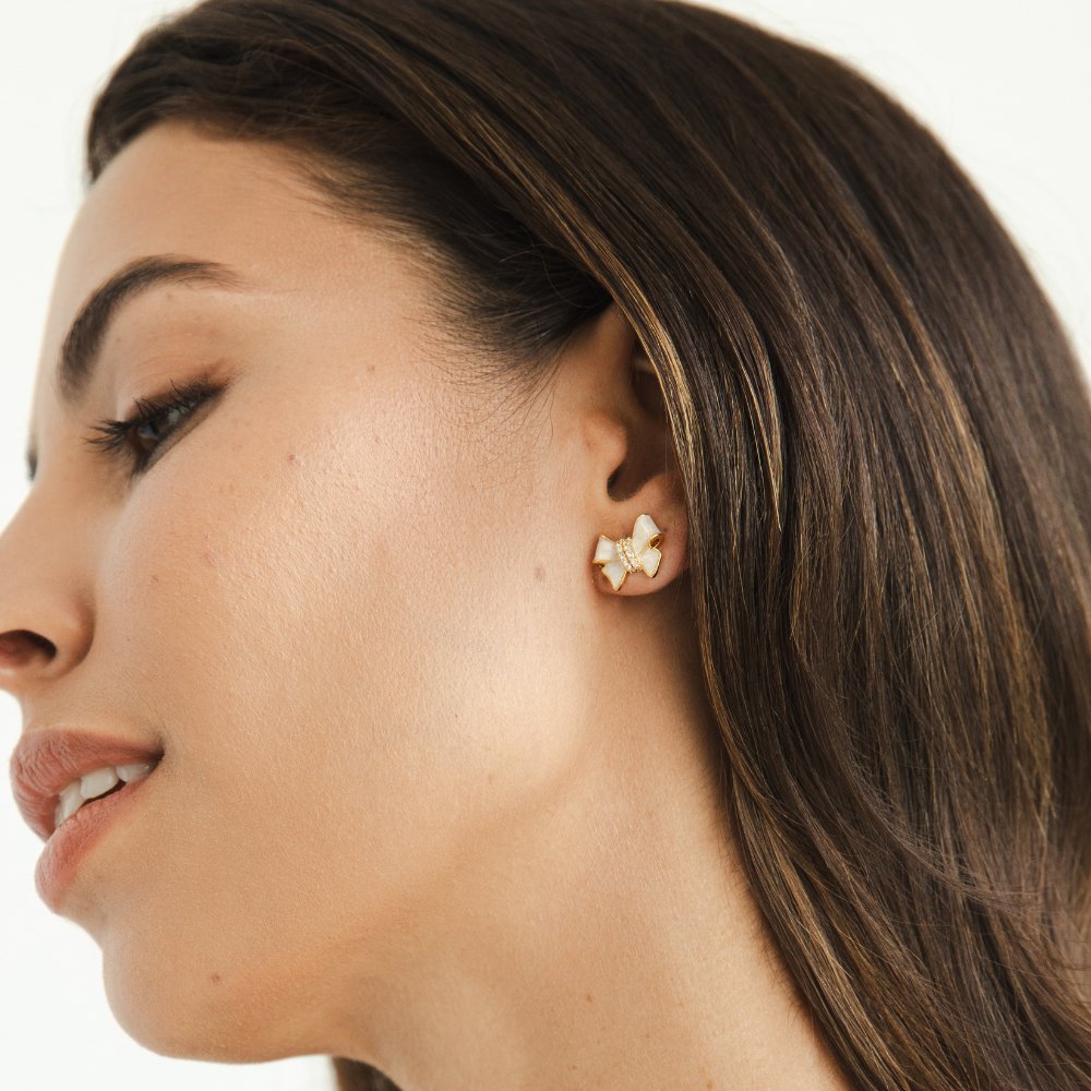 Klára – Orecchini in oro con motivo floreale.