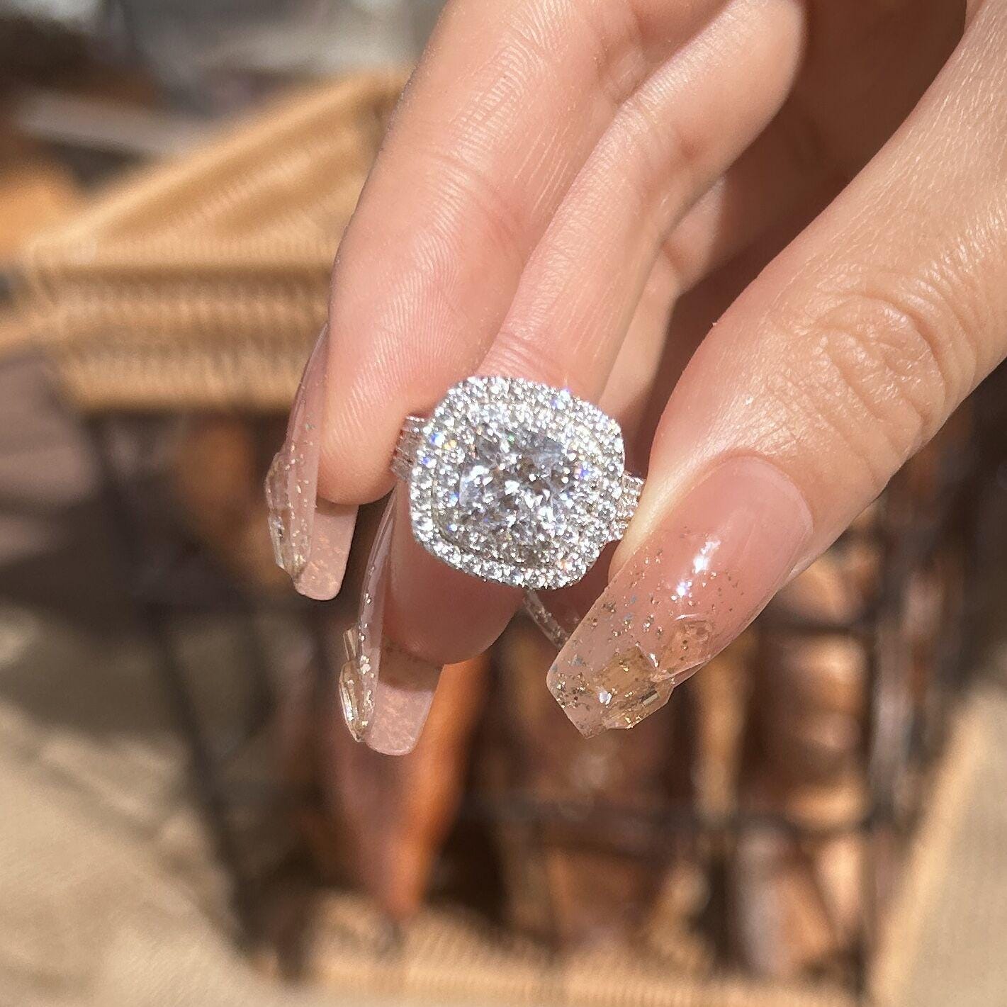 Frieda – Solitaire ring with round stone.