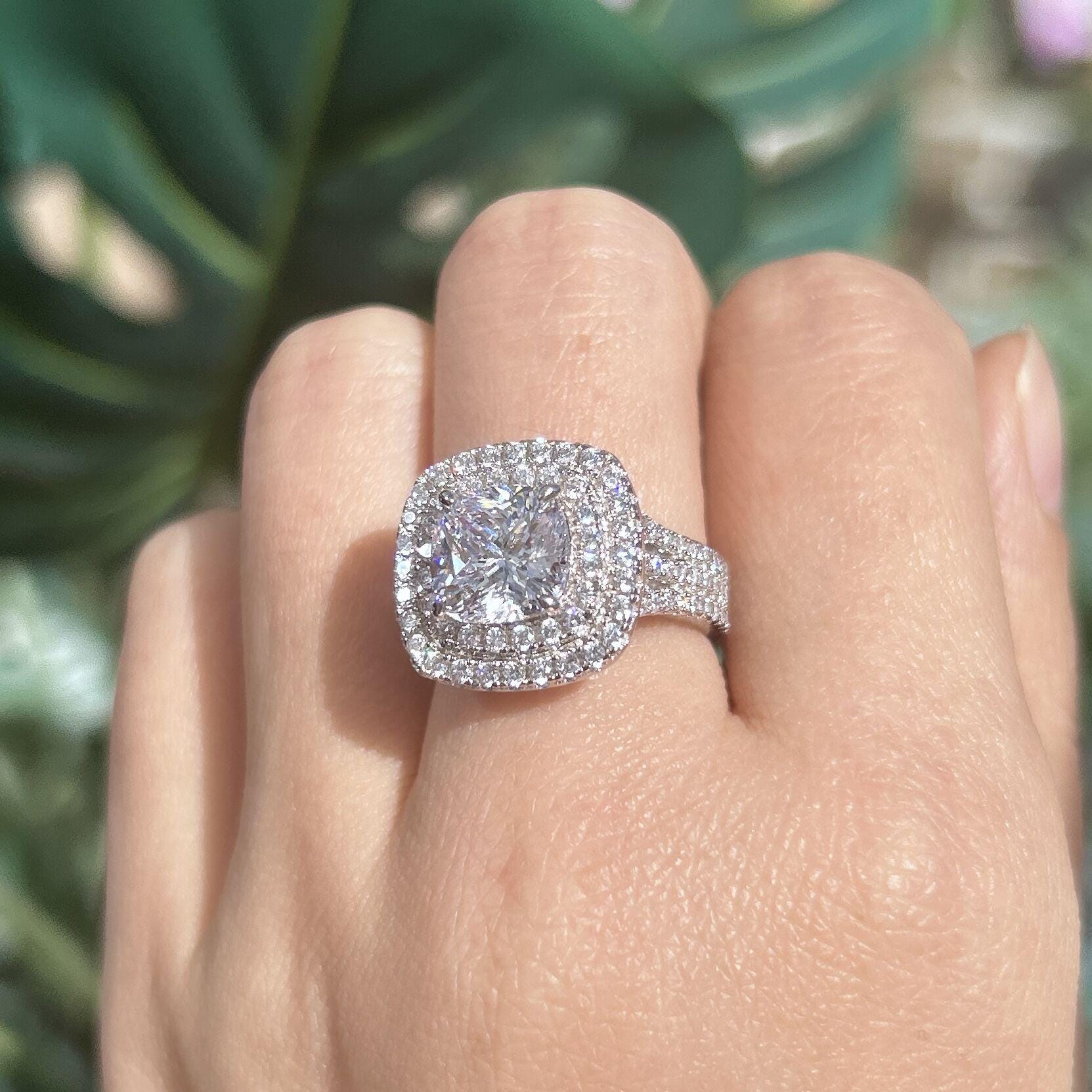 Frieda – Solitaire ring with round stone.