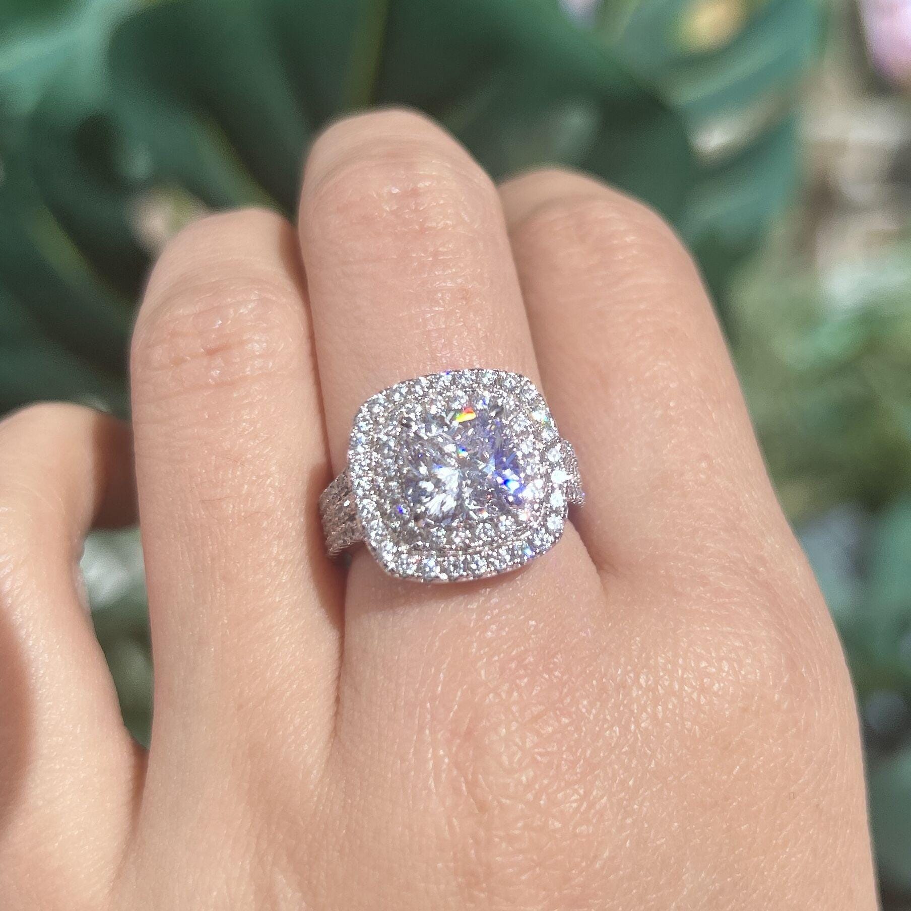 Frieda – Solitaire ring with round stone.