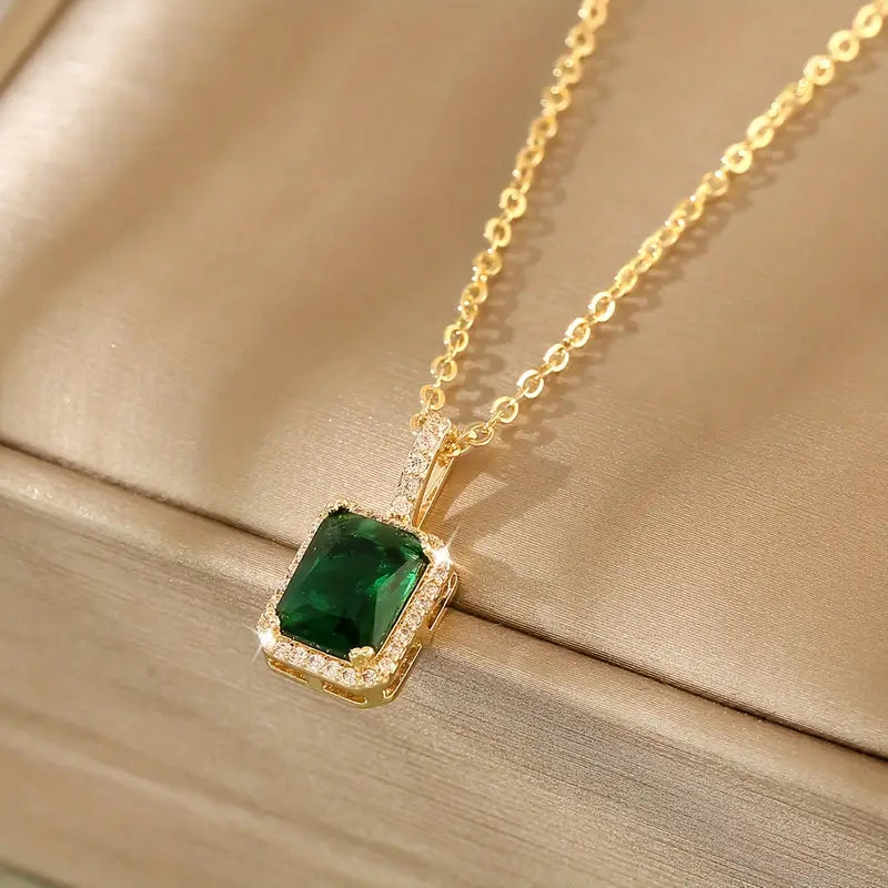 Miriam – Gold necklace with emerald pendant.