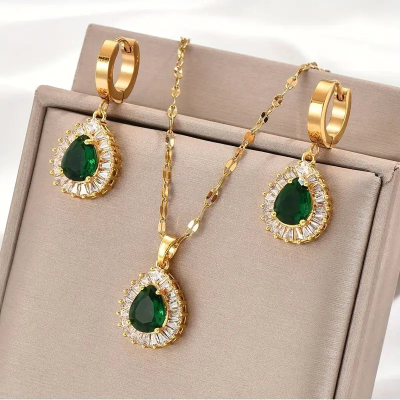 Helena – Emerald set with gold accents.
