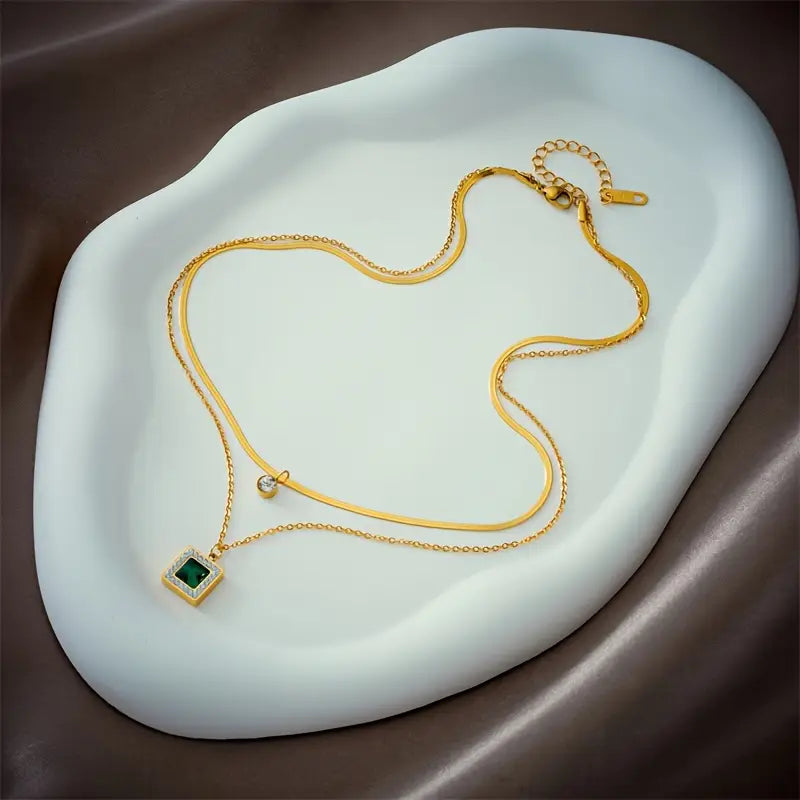 Klára – Gold necklace with emerald pendant.
