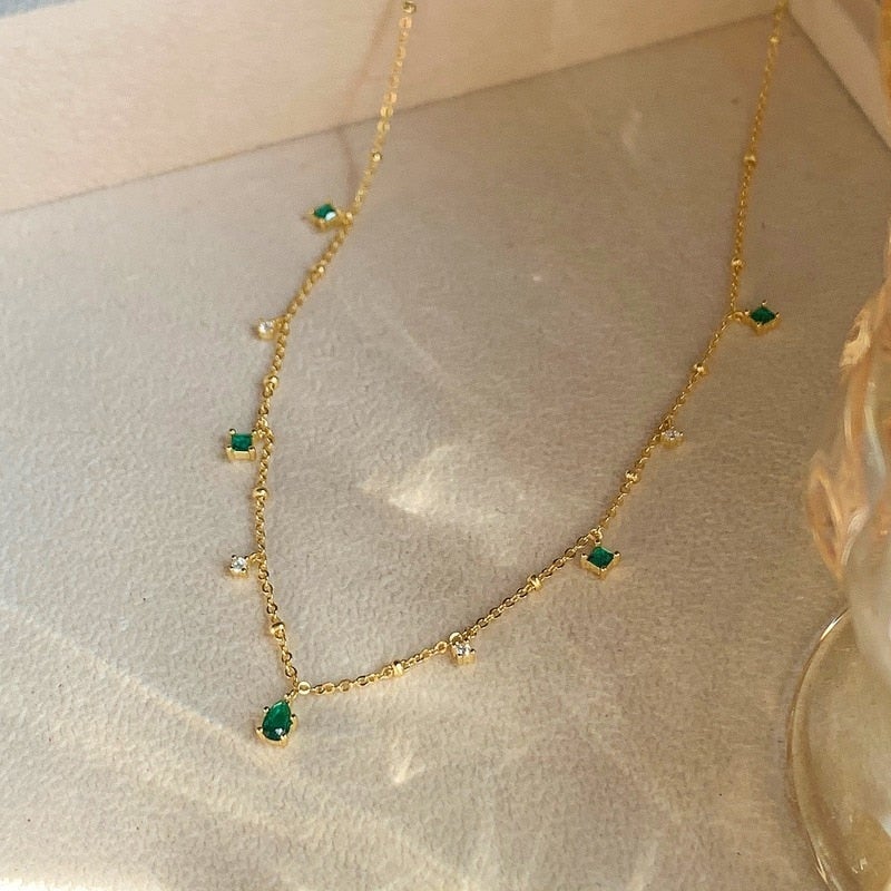 Marta – Gold necklace with green pendant.